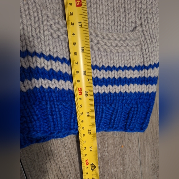 Vintage Cowichan Hand Knit Chunky Sweater Boys - Girls Large Football #29 - Picture 8 of 11